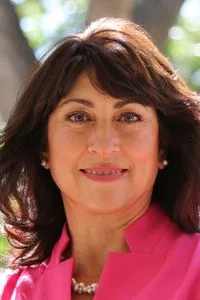 Headshot of Michelle Garcia Holmes